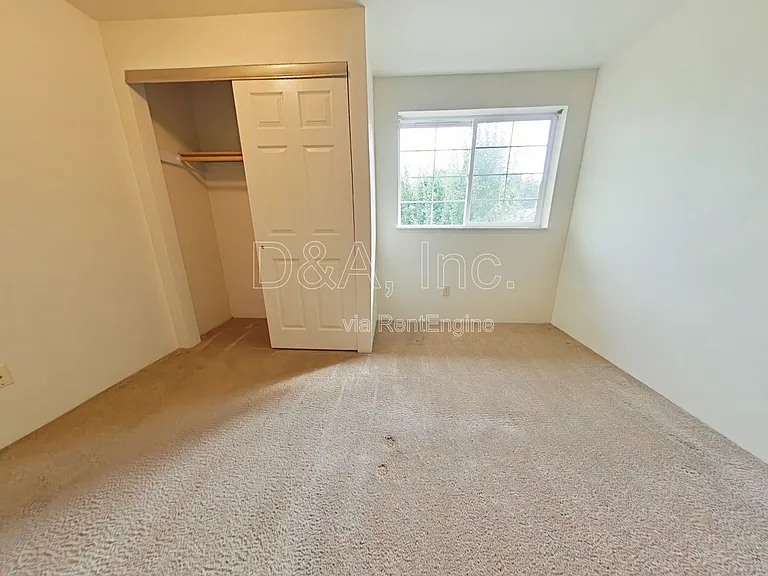 325 SE Lilly Ave #C — Photo 6