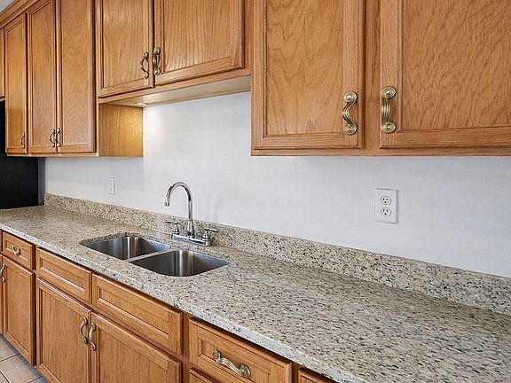 5th image of 529 Ridgemont Dr