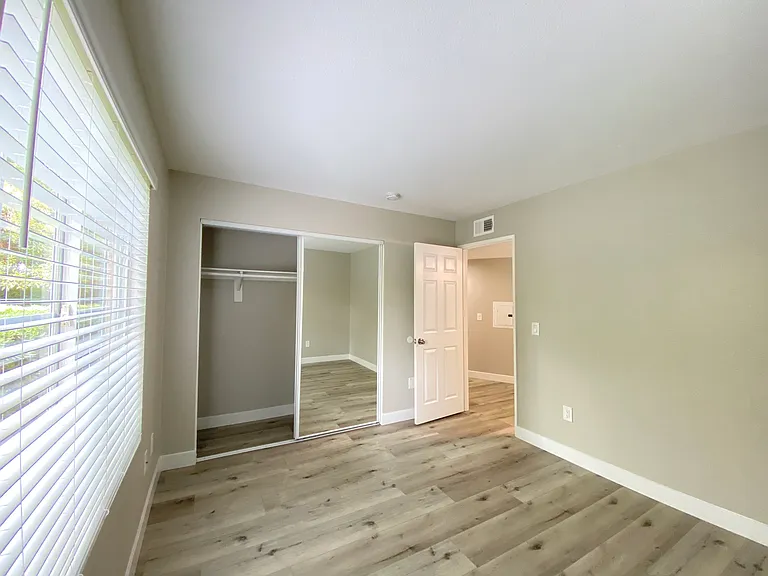 Sunny Creek Apartments — Photo 17