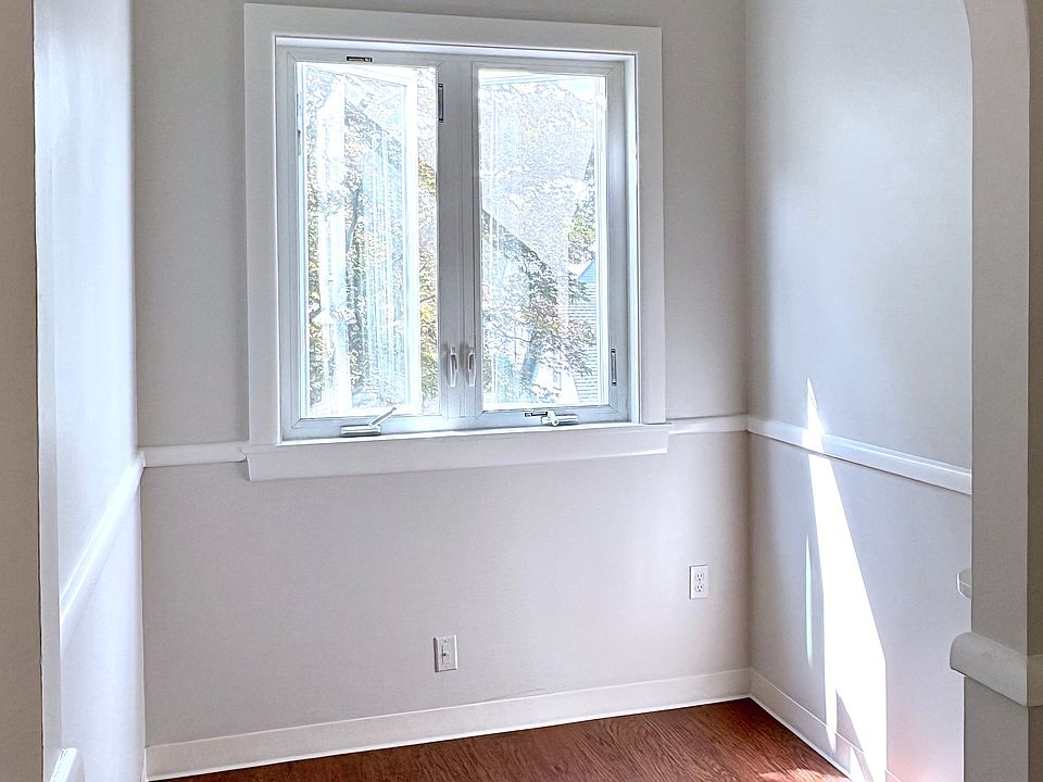 Spacious breakfast nook