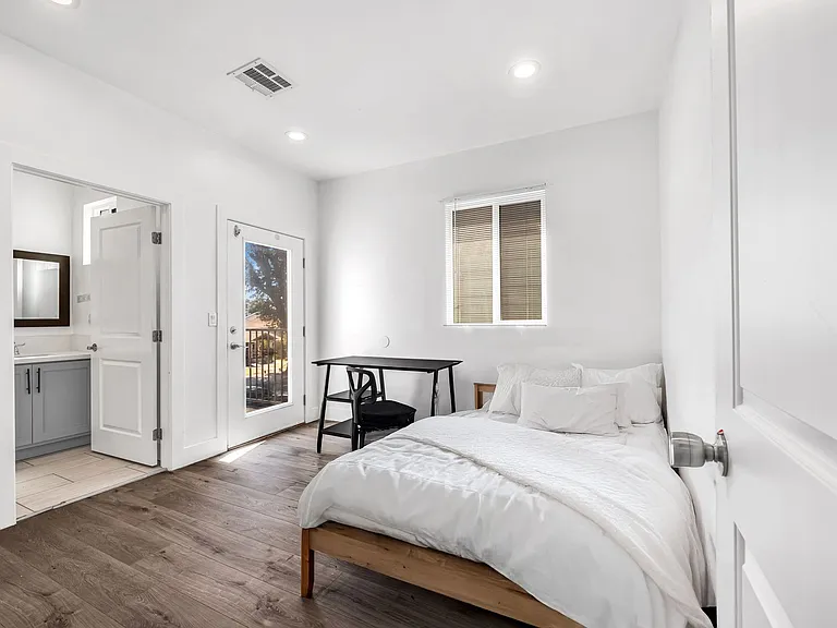 1235 W 37th Pl — Photo 3