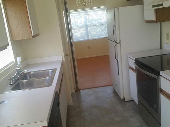 4th image of 304 Oceanside Ct