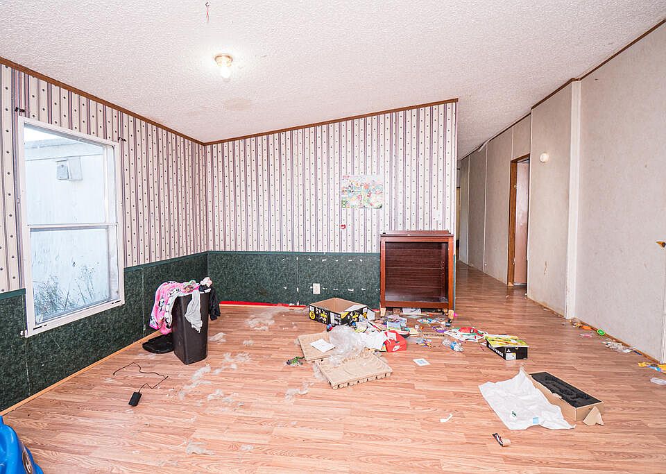 16th image of 200 Laura Ln