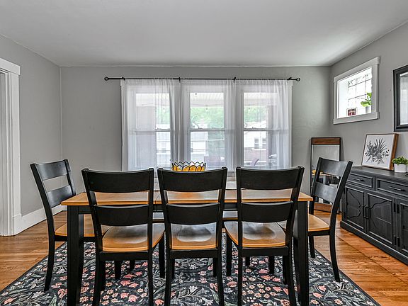3rd image of 921 Baldwin St