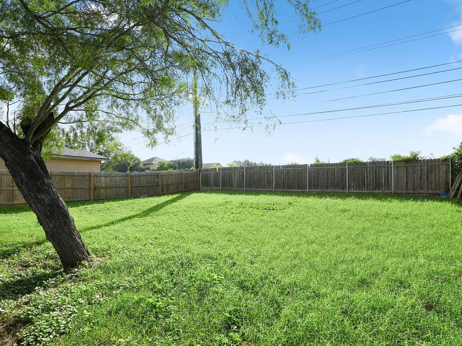 4 bed, 2.5 bath, 1702 sqft, $2,200 — Photo 2