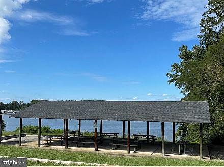 4th image of 427 Shorewood Dr