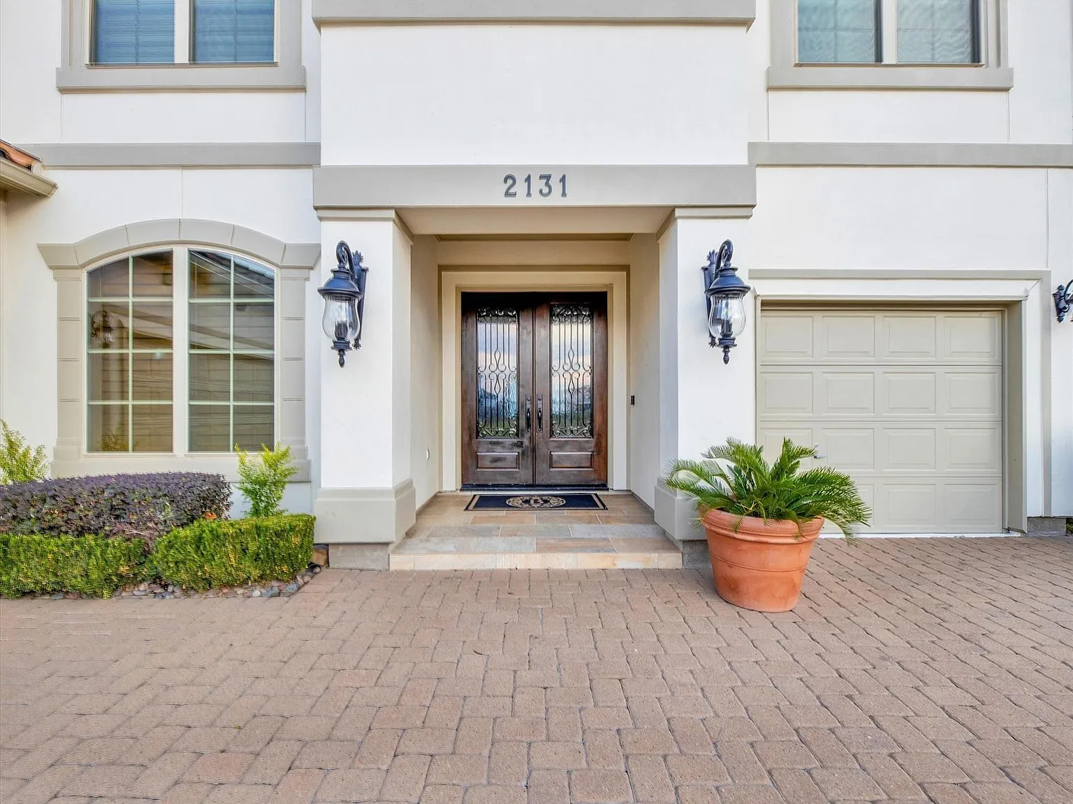 5 bed, 5.5 bath, 4674 sqft, $6,500 — Photo 3