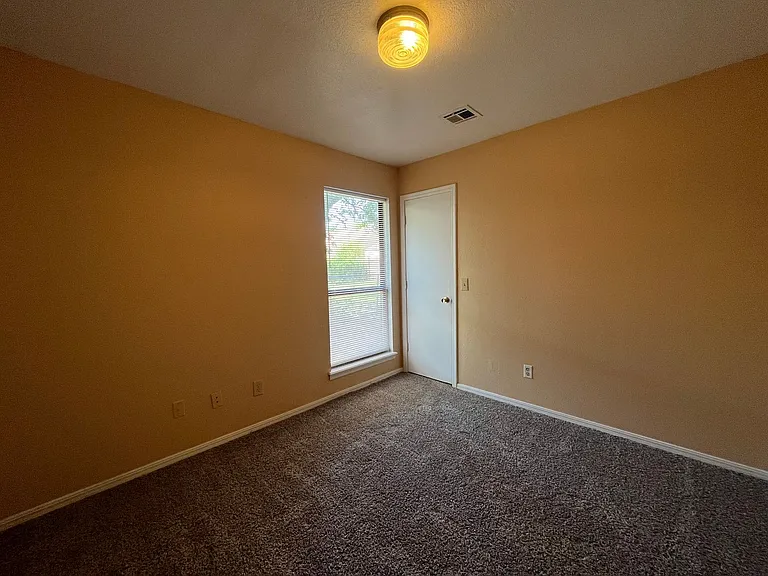 1402 W Lansing St — Photo 9