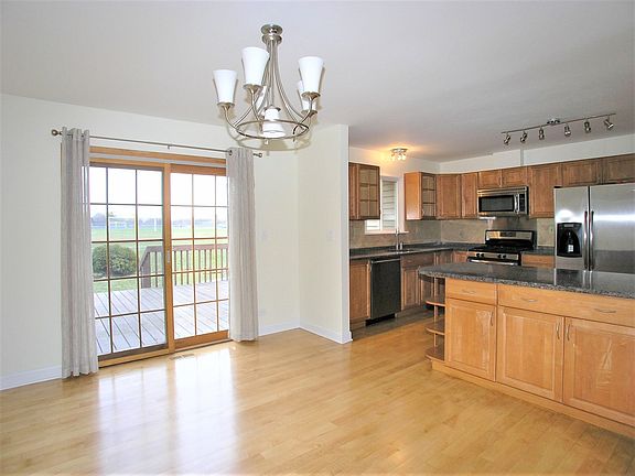 5th image of 558 Revere Ave