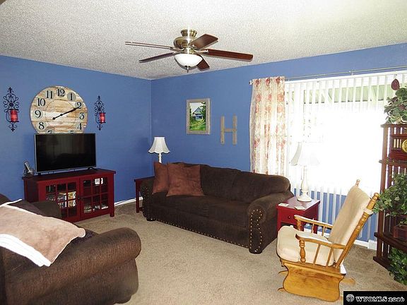 3rd image of 922 E Jackson Ave