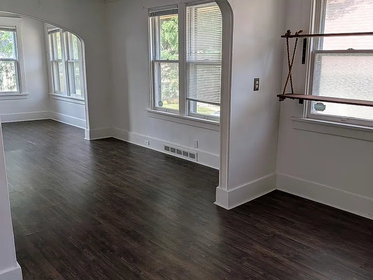 4859 Burt St — Photo 6