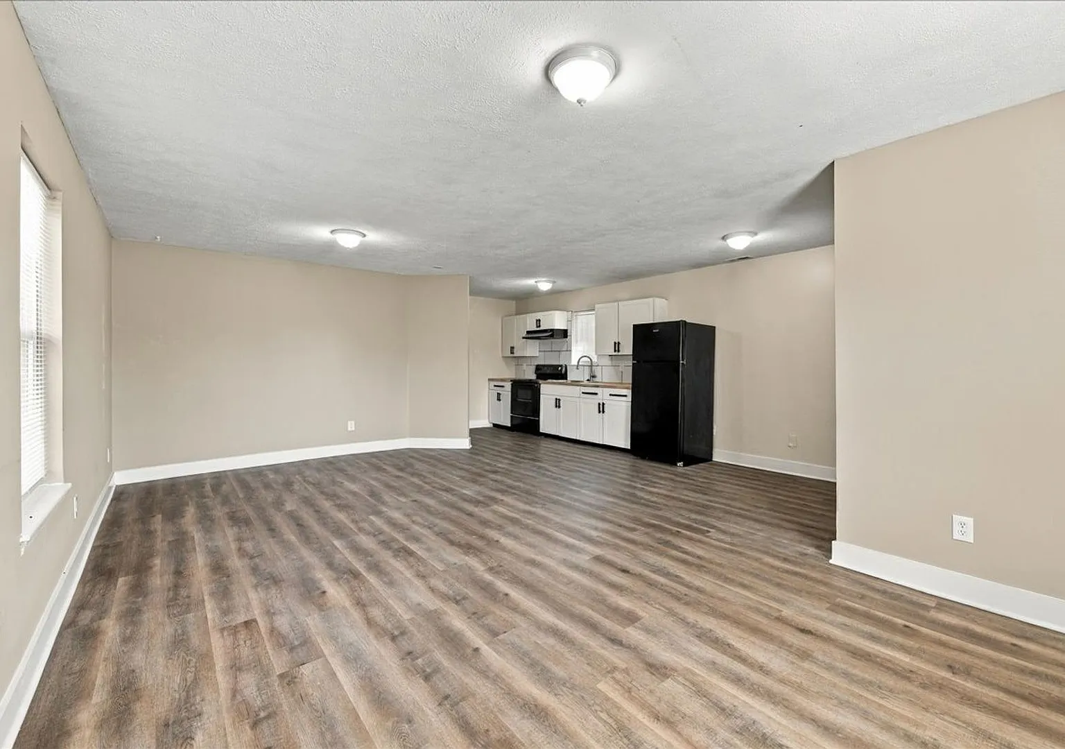 5020 Elliott Avenue - $1,700.00/mo. — Photo 4
