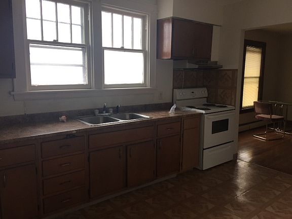 4th image of 1627 Central Ave