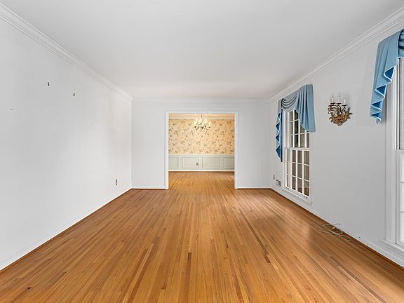 4th image of 811 Sherman Oaks Dr