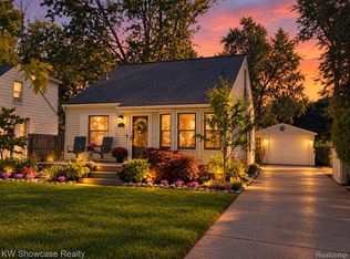 363 S Roslyn Rd, Waterford, MI 48328