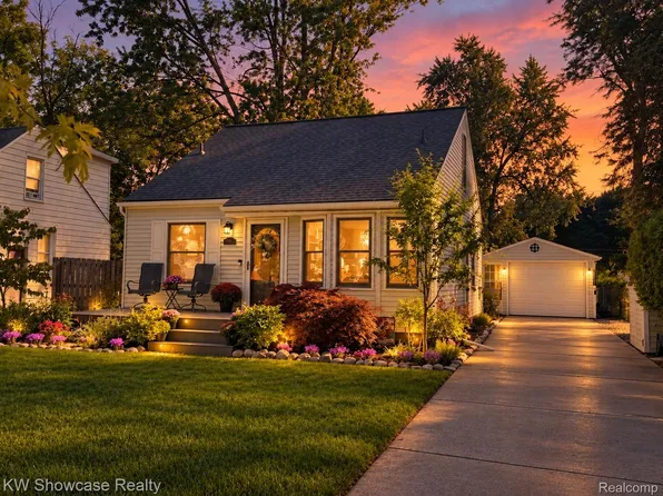 363 S Roslyn Rd, Waterford, MI 48328
