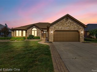 49294 Snowshoe Dr, Macomb, MI 48044