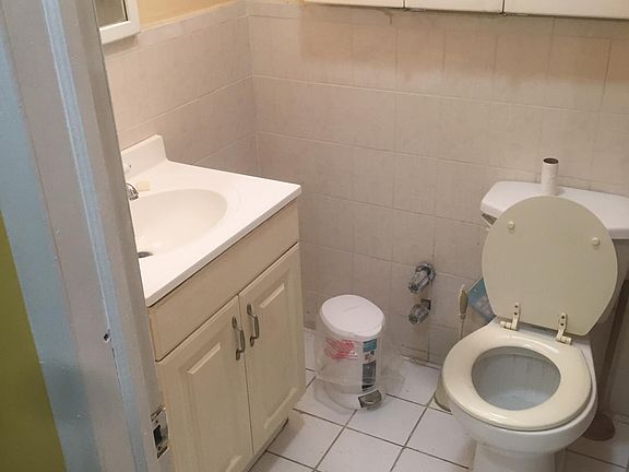 3rd image of 776 Pugsley Ave