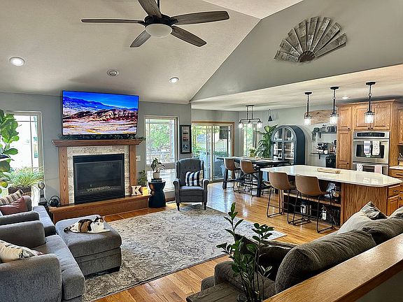 Tall ceilings & hardwoods