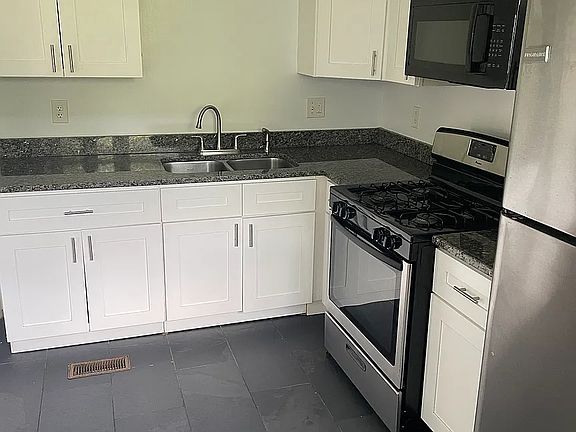 3rd image of 998 Woodbourne Dr SW Unit B