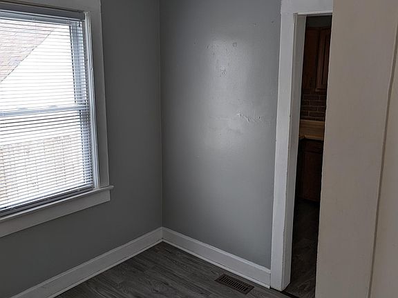 2nd image of 725 Lakeview Dr