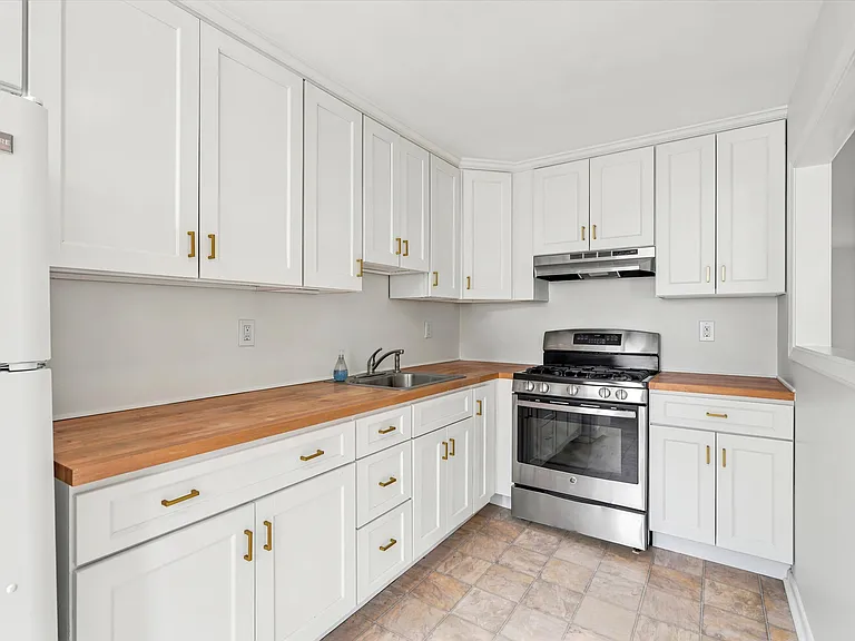 889 Oxford Ave — Photo 6