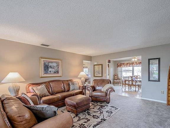 5th image of 717 Fox Hills Dr