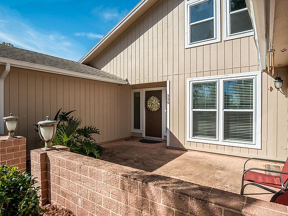 3rd image of 340 Glenlyon Dr