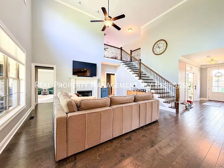 140 Houghland St — Photo 3