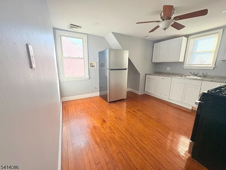 345 N 7th Ave — Photo 4