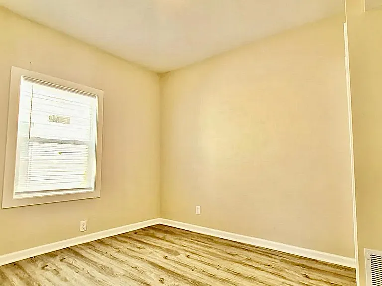 315 W 3rd St #6 — Photo 7