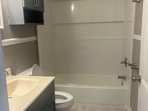 3rd image of 816 W 42nd St