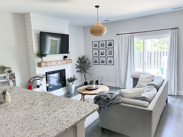194 Ainsdale Dr — Photo 1