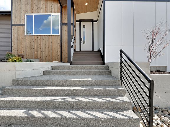 Covered front Deck w views of River East Valley
