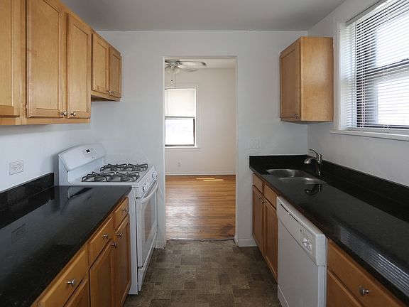 5th image of 740 W Aldine Ave APT 3W