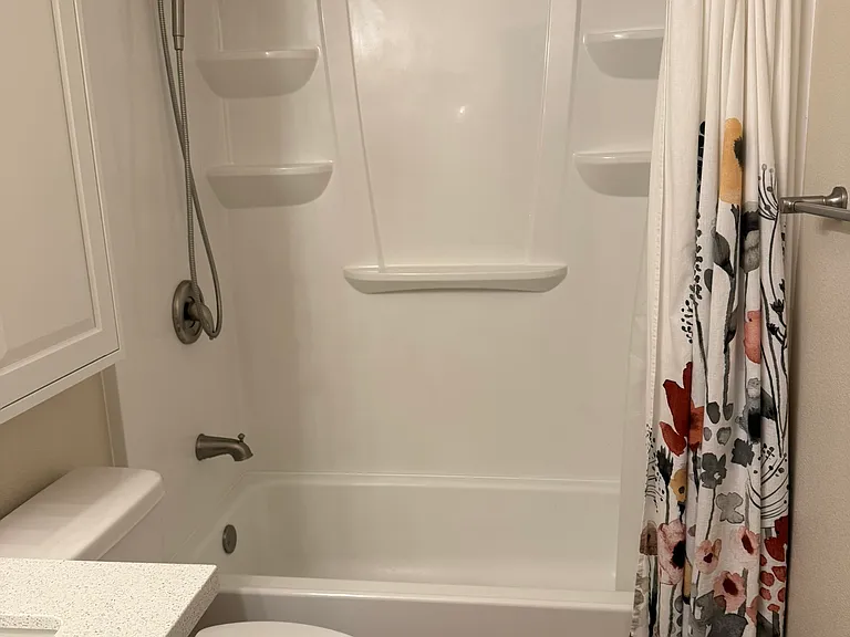 Shared full bath w/tub