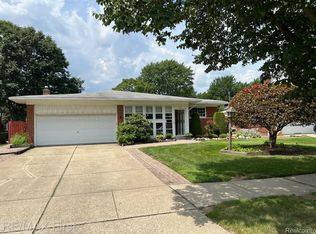 33807 Swan Dr, Sterling Heights, MI 48312