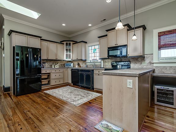 3rd image of 308 Orange St