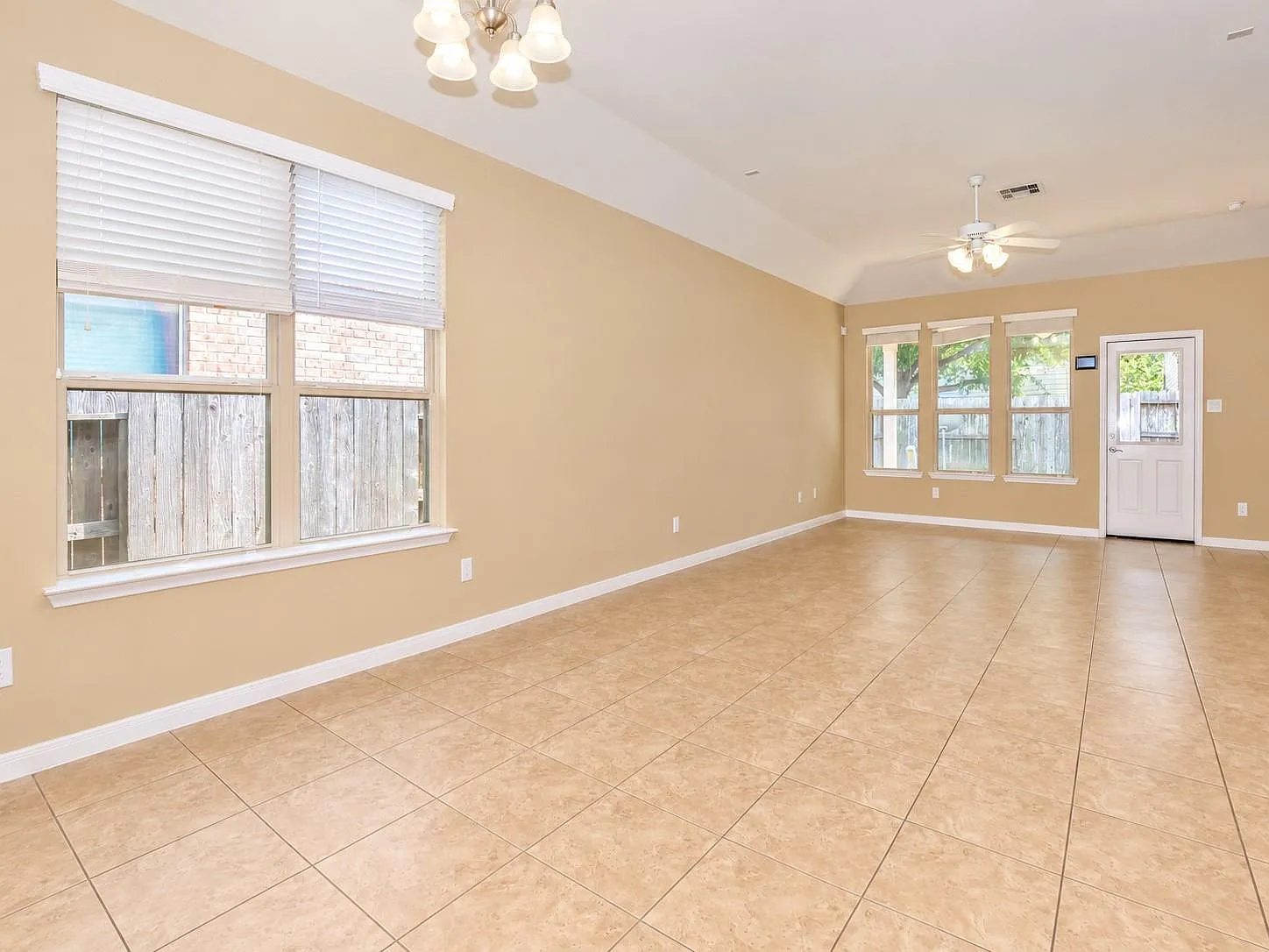 3 bed, 2.0 bath, 1796 sqft, $2,300 — Photo 3