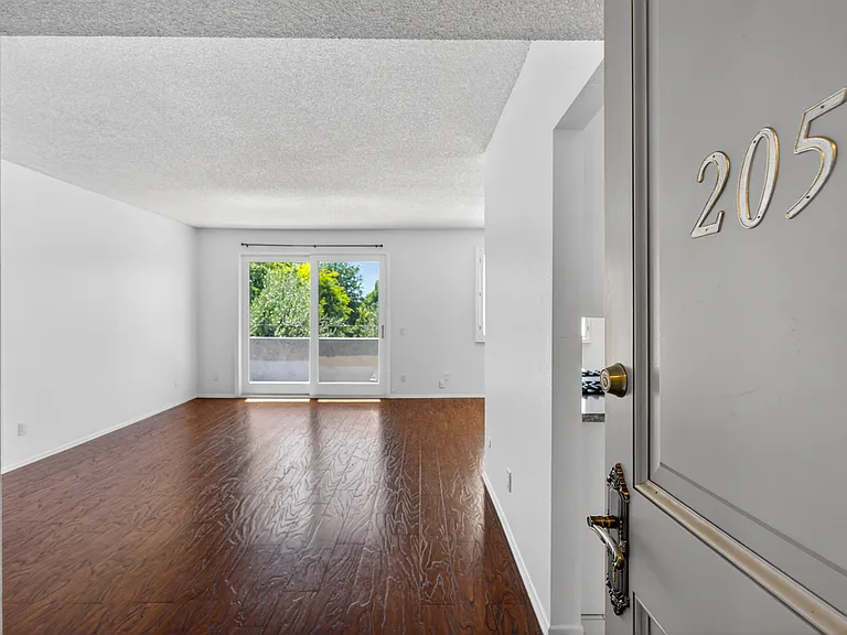 Woodman Ave Apartments — Photo 73