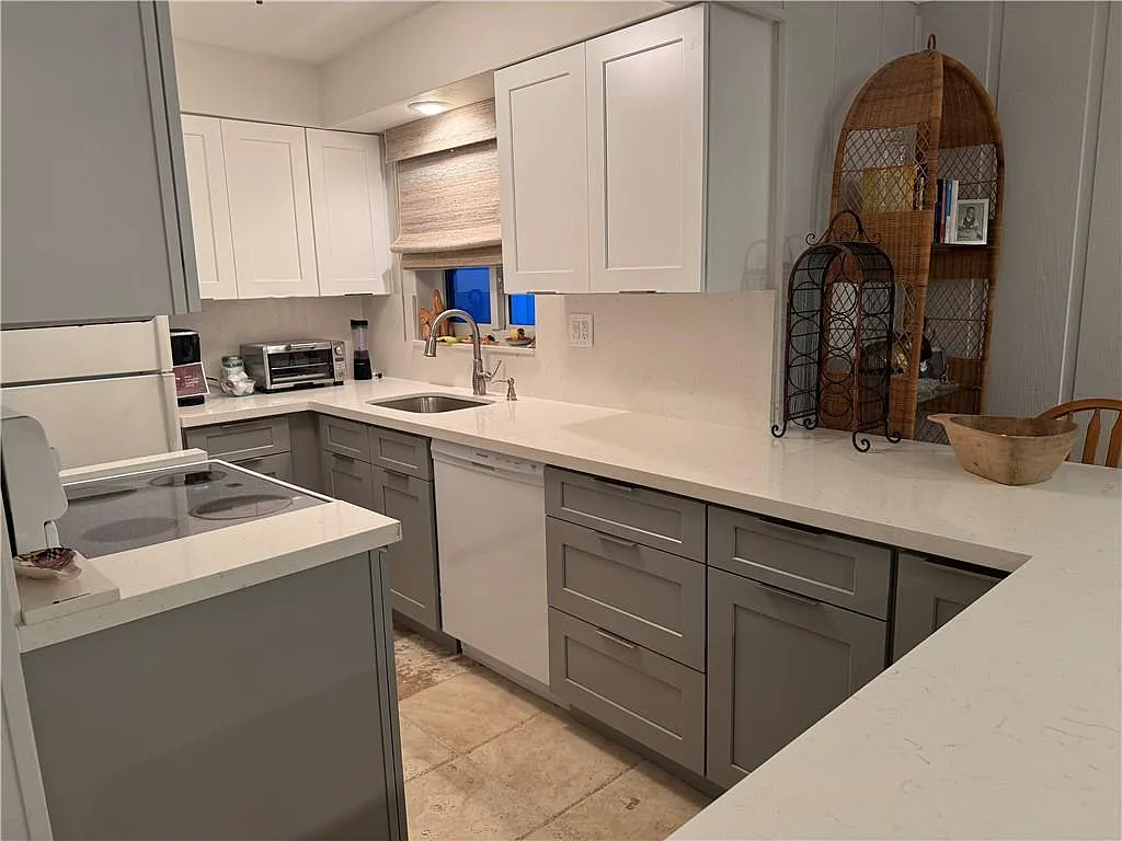 3 bed, 1212 sqft, $3,900 — Photo 3