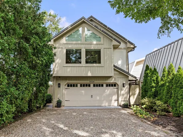 1424 W Oakley Park Rd, Commerce Township, MI 48390