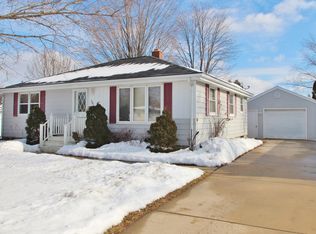 1407 Oak Ridge Dr, Green Bay, WI 54304