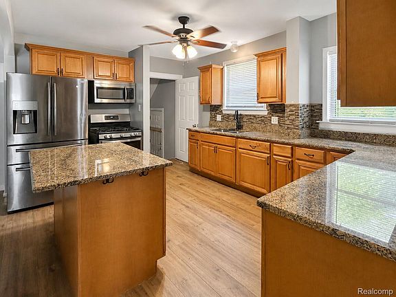 5th image of 4867 Bedford St