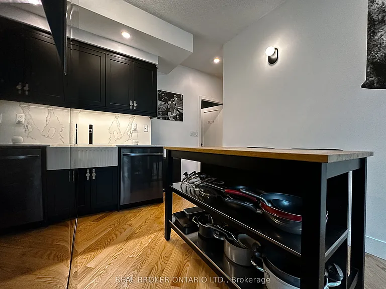 15 Bruyeres Mews #903 — Photo 4