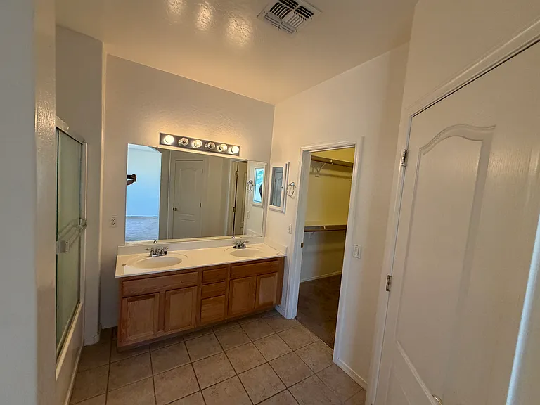 6926 S 37th Dr — Photo 19