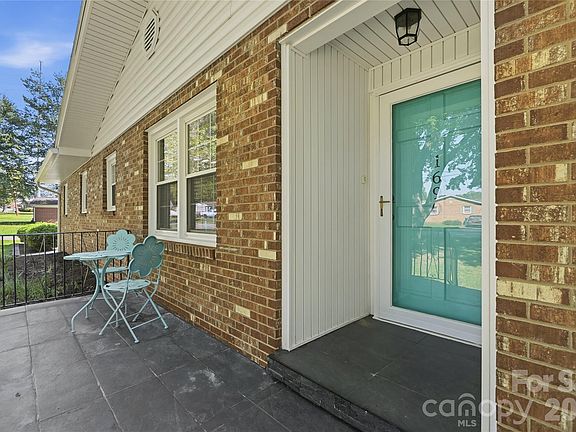 2nd image of 1690 26th St NE