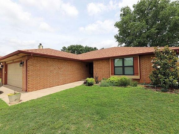 3rd image of 1016 Hunters Glen Cir