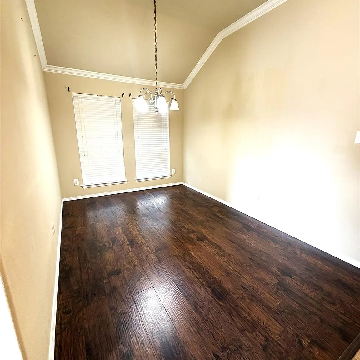 3 bed, 2.0 bath, 1949 sqft, $2,280 — Photo 4