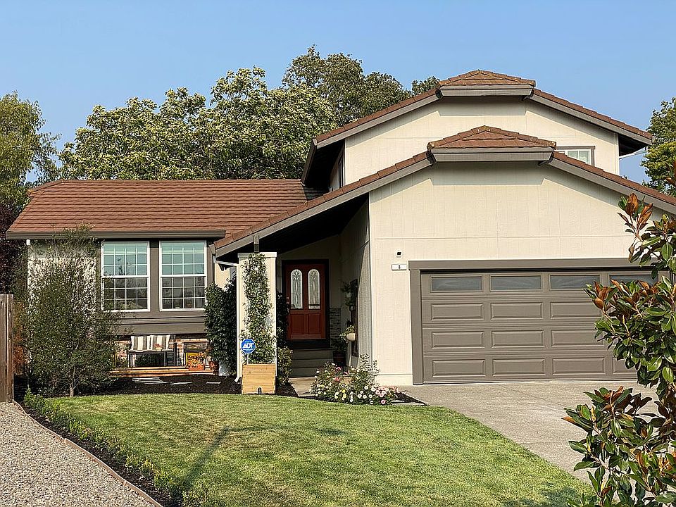 1st image of 8 Blue Heron Pl